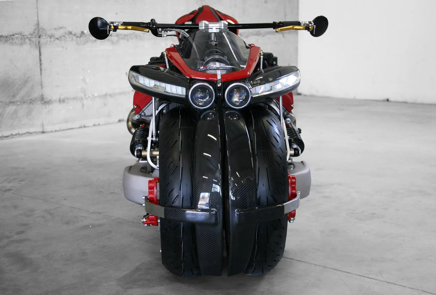 Lazareth LM 847: carbon aero fairings in front of the wheels