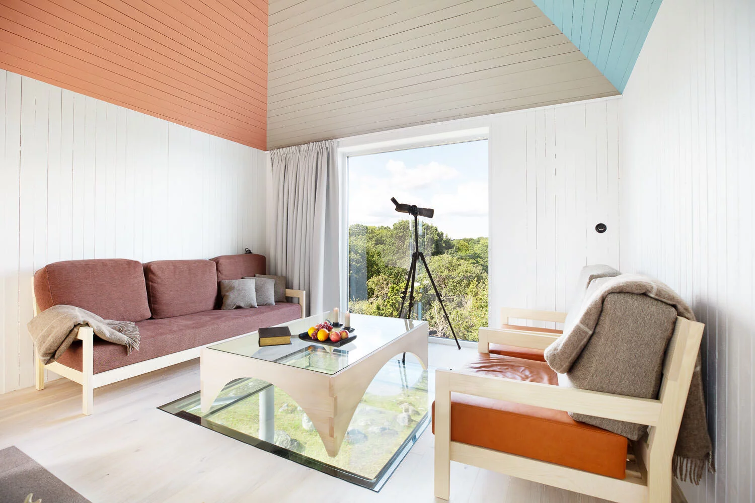 The SynVillan has a capacity of up to four people