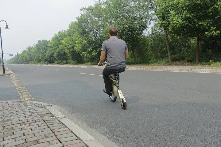 Arguably, the SitGo resembles more an electric scooter than bike, by way of a pair of fold-out pegs in place of conventional pedals and a chain