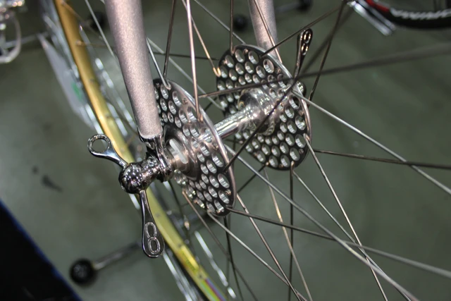 ... plus its wheels are held on using wing nuts (Photo: Ben Coxworth/Gizmag.com)