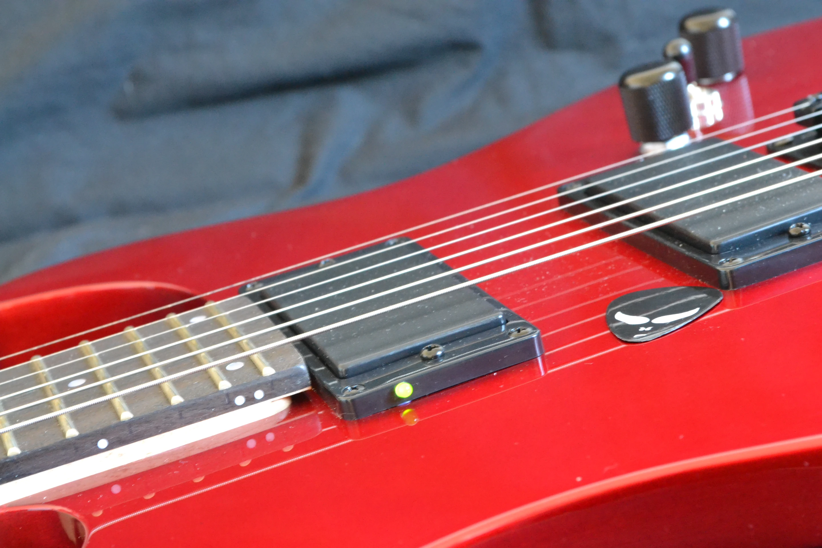 When the Auto-Tune system is active, a green LED lights up above the neck pickup