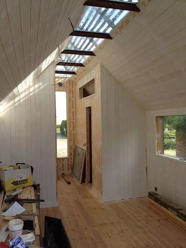 Constructing the shepherd hut