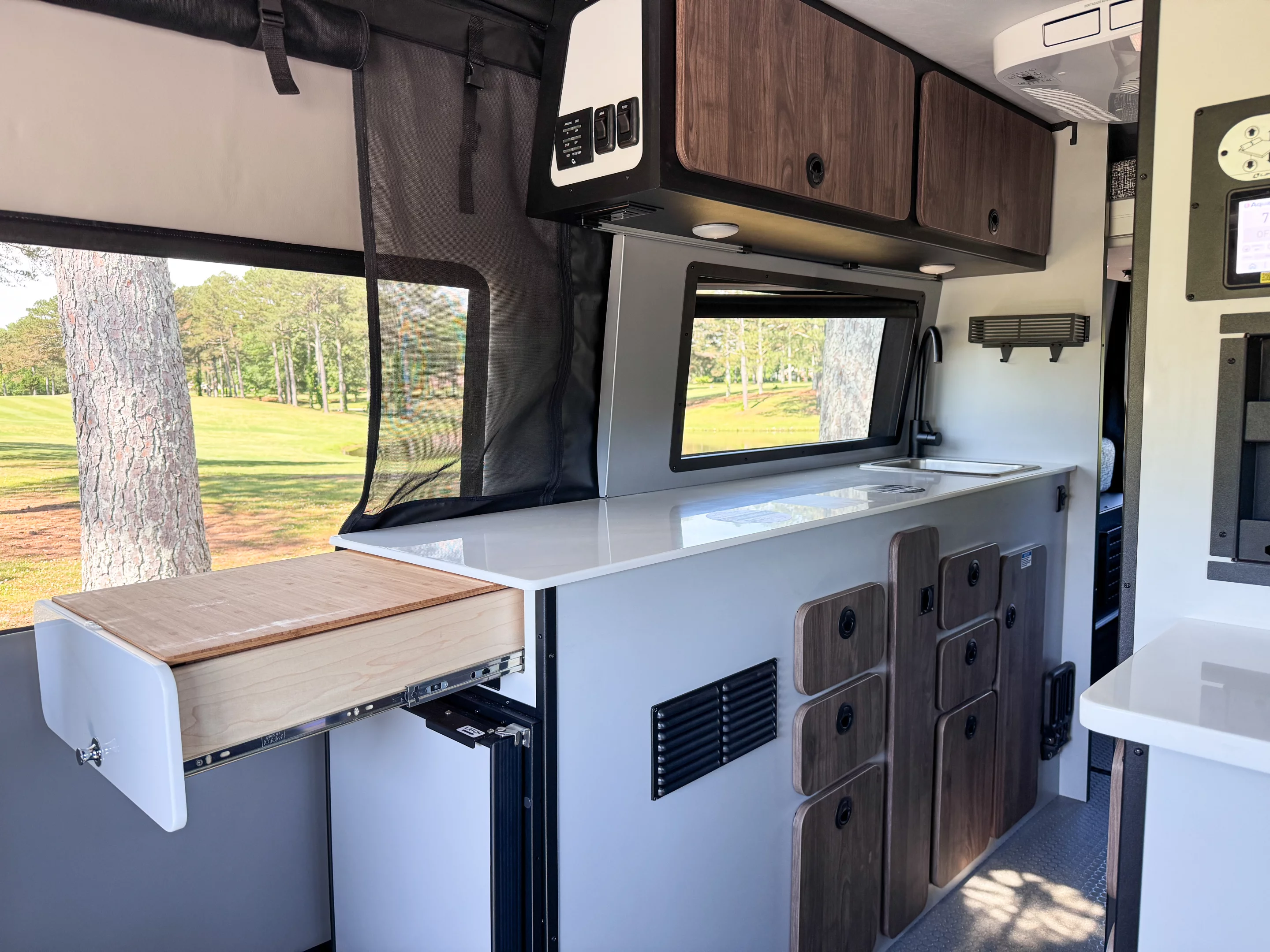 Despite featuring an extra-long counter, the GH2 also includes an expandable worktop drawer