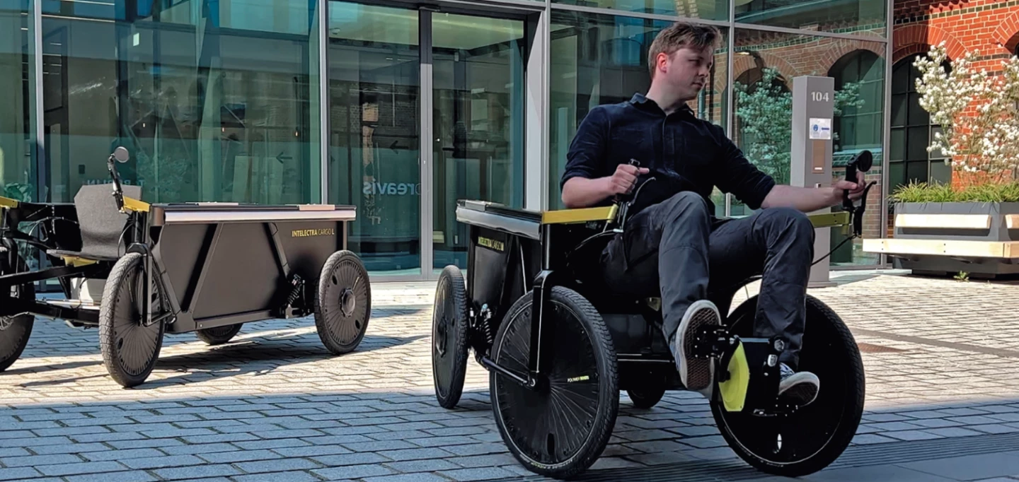 The Intelectra includes a dual-handle front steering system and adjustable rear suspension