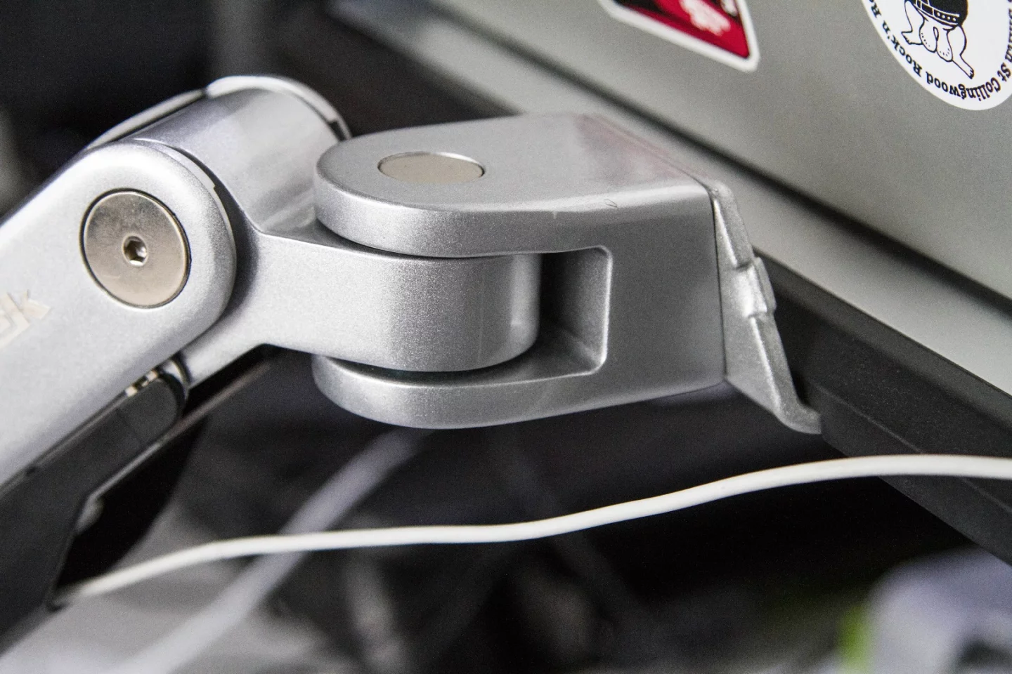 The hinge on the Loctek S1L