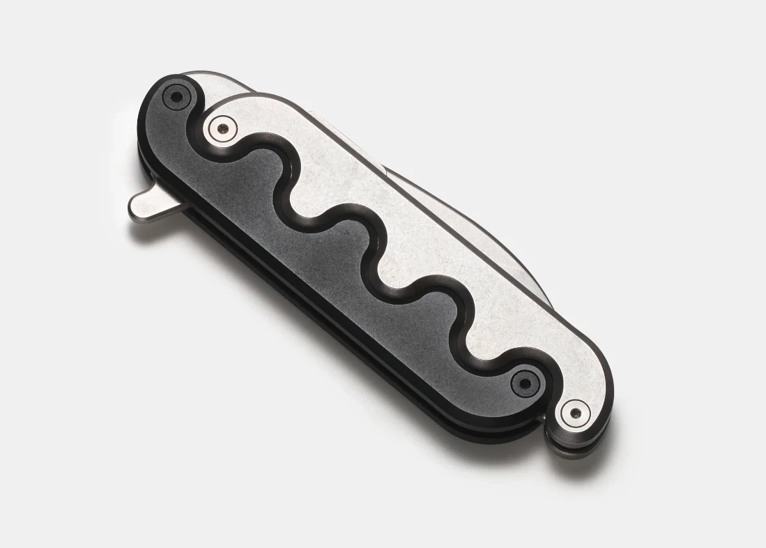 A quick flick of the back tab, and the Sidewinder pivots to life