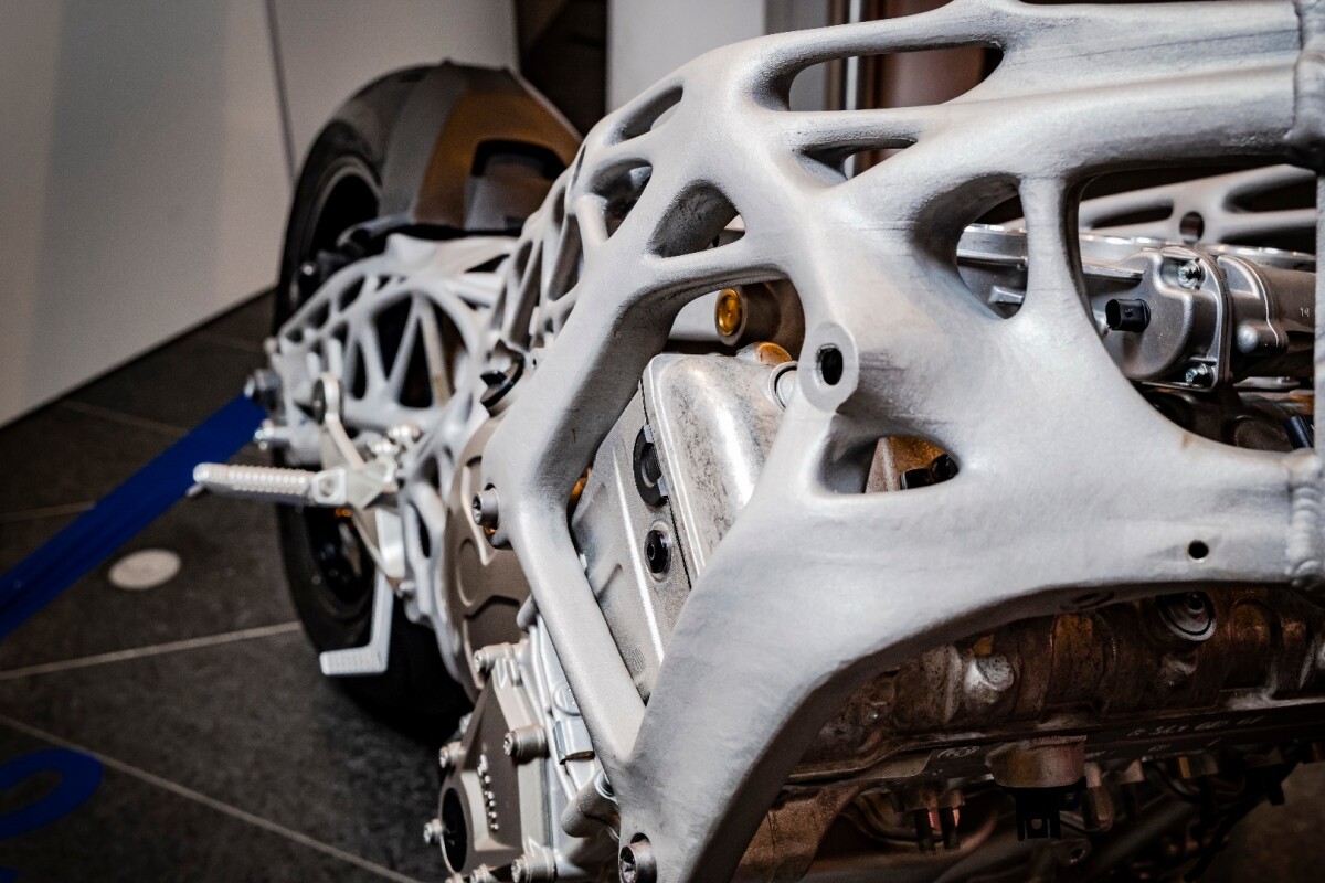 The 3D-printed frame revealed at the BMW Group Digital Day 2018 may have required some welding, at least judging from the seams that are visible in the headstock area