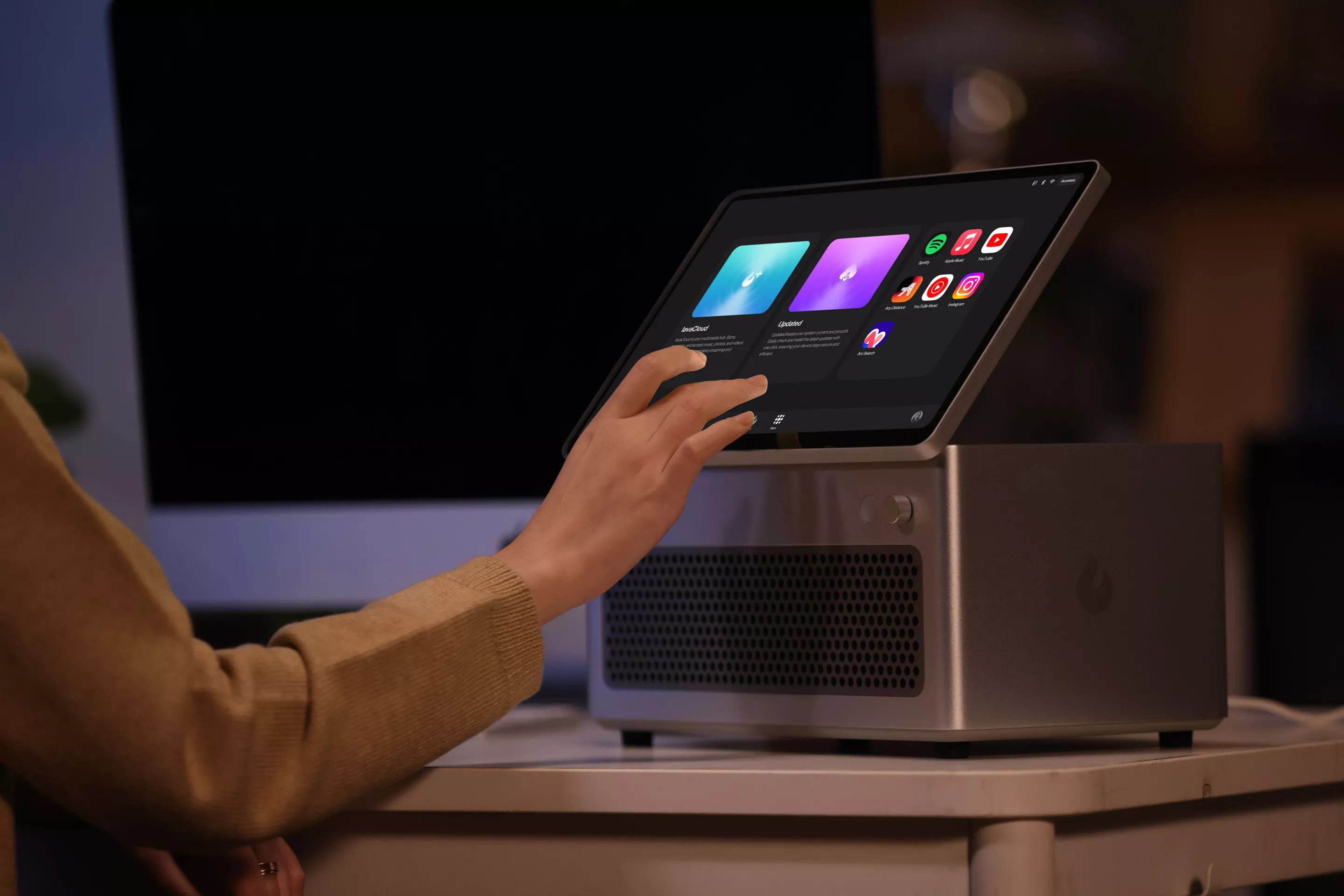 Analog desktop amp with touch-enabled digital smarts