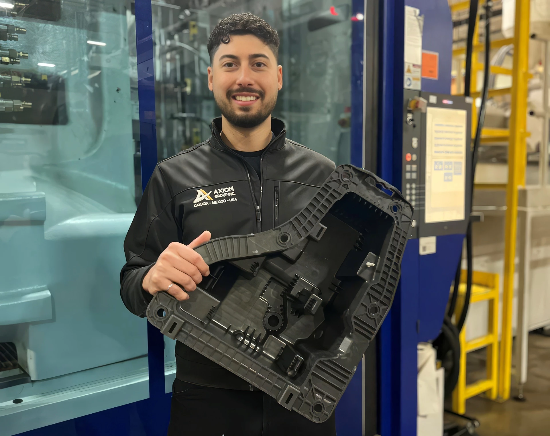 Nello David Sansone avec un bac à batterie Gratek (Source : Mitacs)