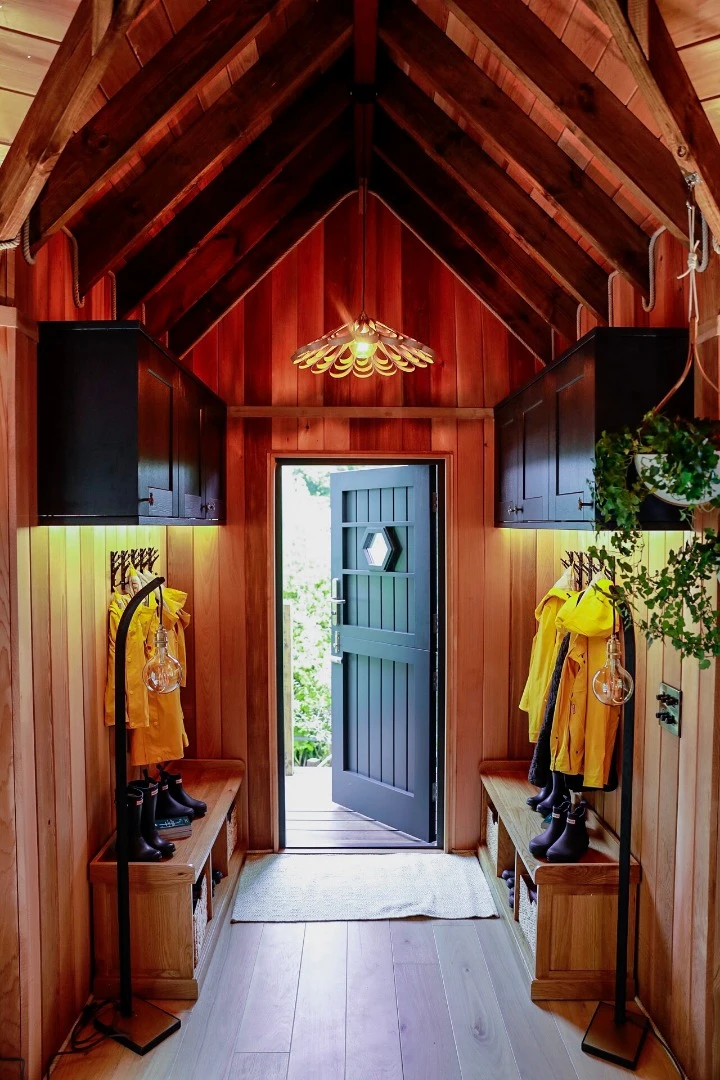 The interior of the treehouse includes an entrance hall/cloakroom for storing coats and shoes