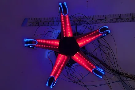 Red light optical fiber sensors detect the curvature of each finger