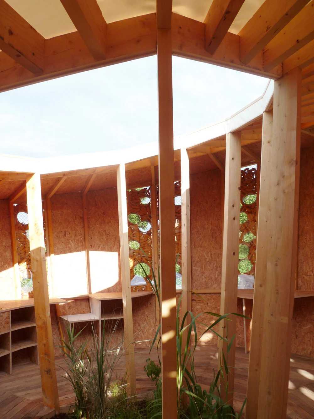 Following the sun’s daily east-to-west cycle, the roof features a central light shaft that illuminates living zones
