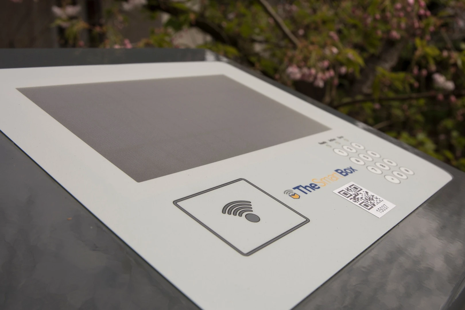 A smartphone app keeps customers informed of delivery progress, allows them to gain access and give trusted family members or neighbors permission to use the box
