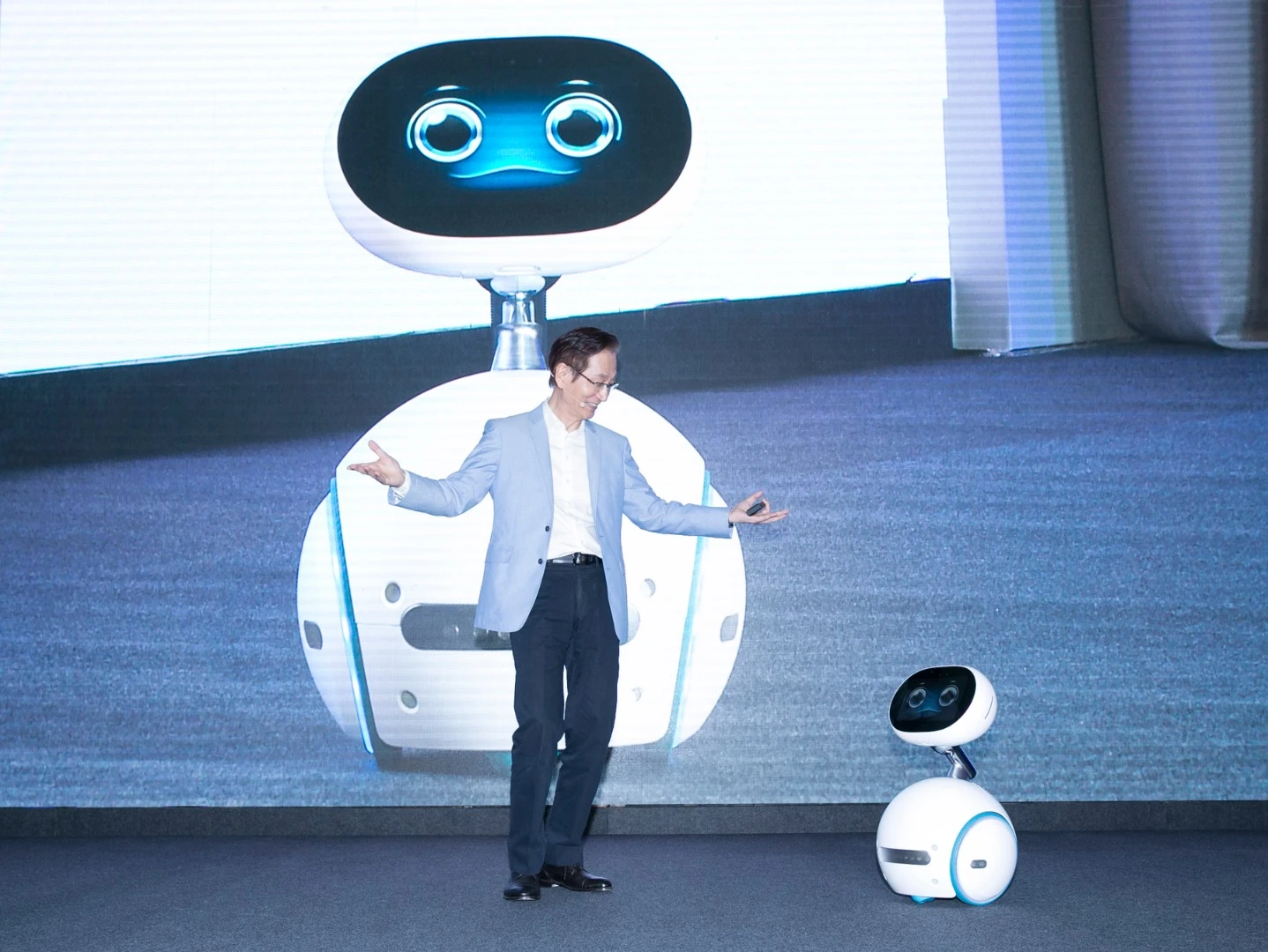 Asus chairman Jonney Shih having a chat with Zenbo at Computex