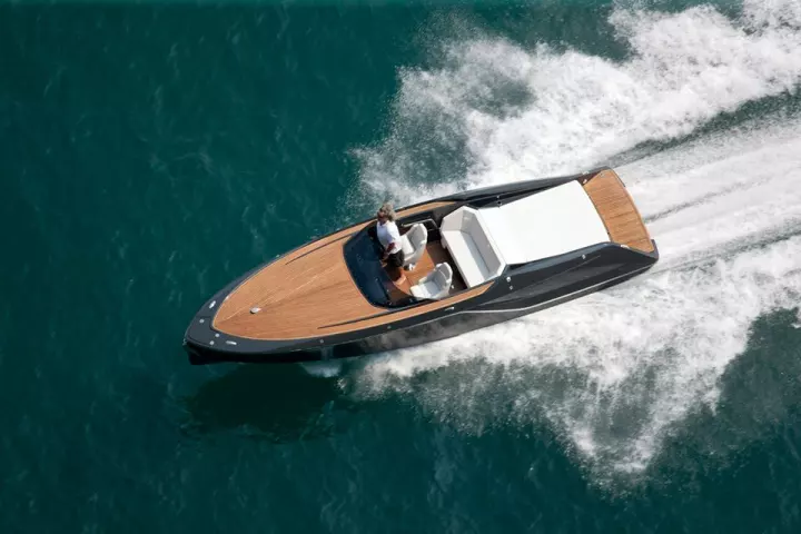 The Frausher 858 Fantom hits the water