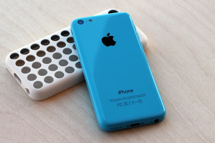 Gizmag reviews Apple's first colorful handset, the iPhone 5c