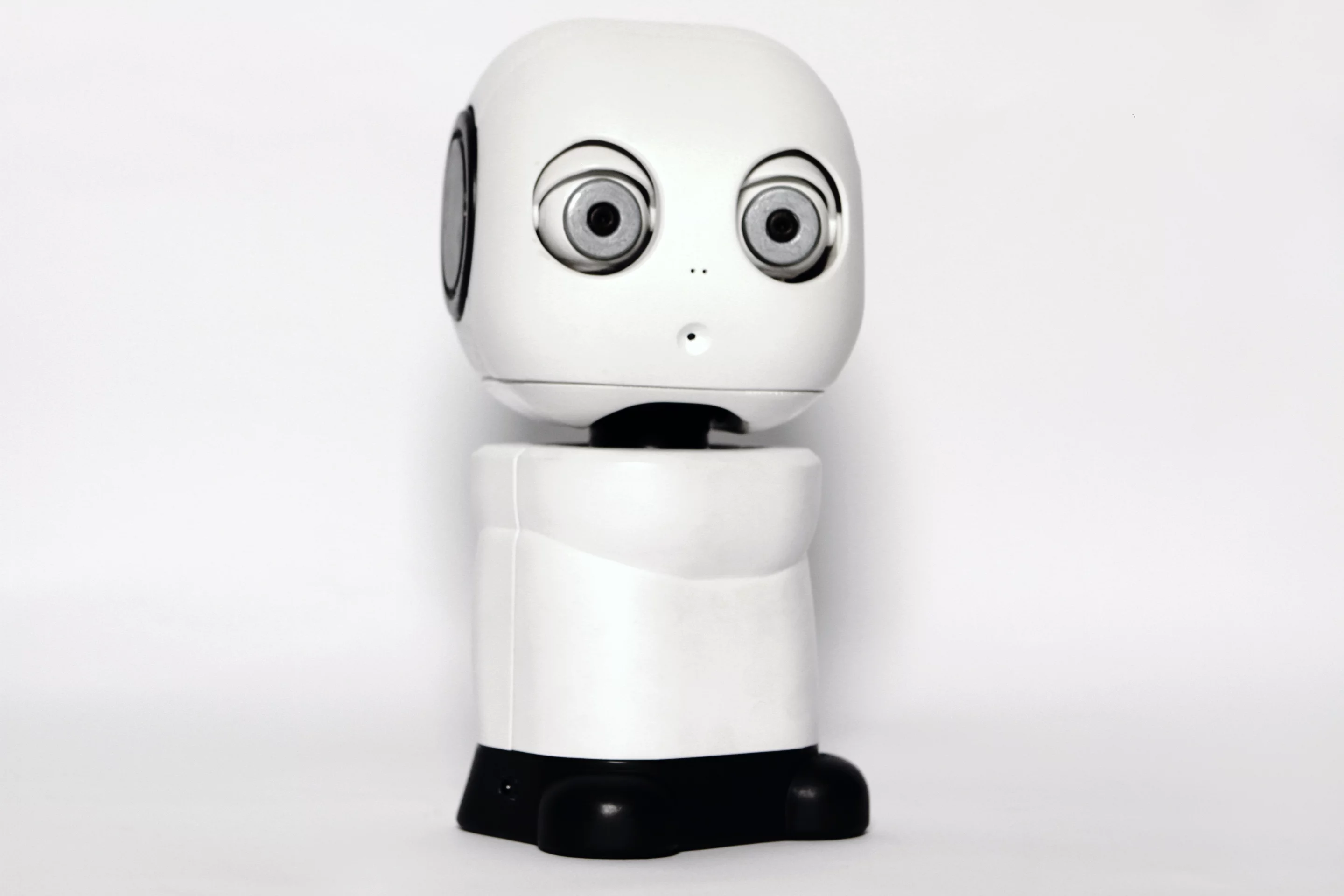 Three-quarter view of Hello Robo's MAKI