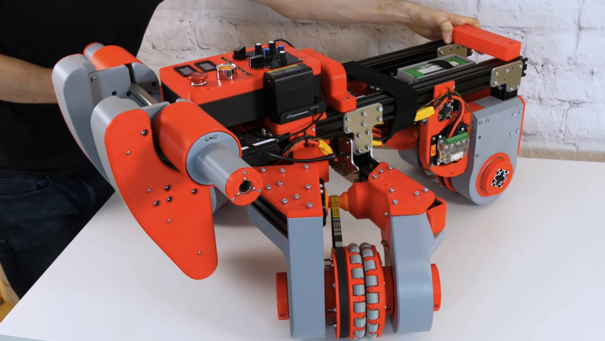 A PID controller calculates the tilt angle in real time and adjusts the three motors to maintain the vehicle's balance