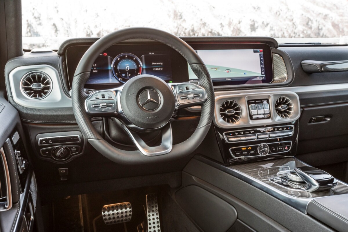 Mercedes-Benz G 350 D: dash and interior