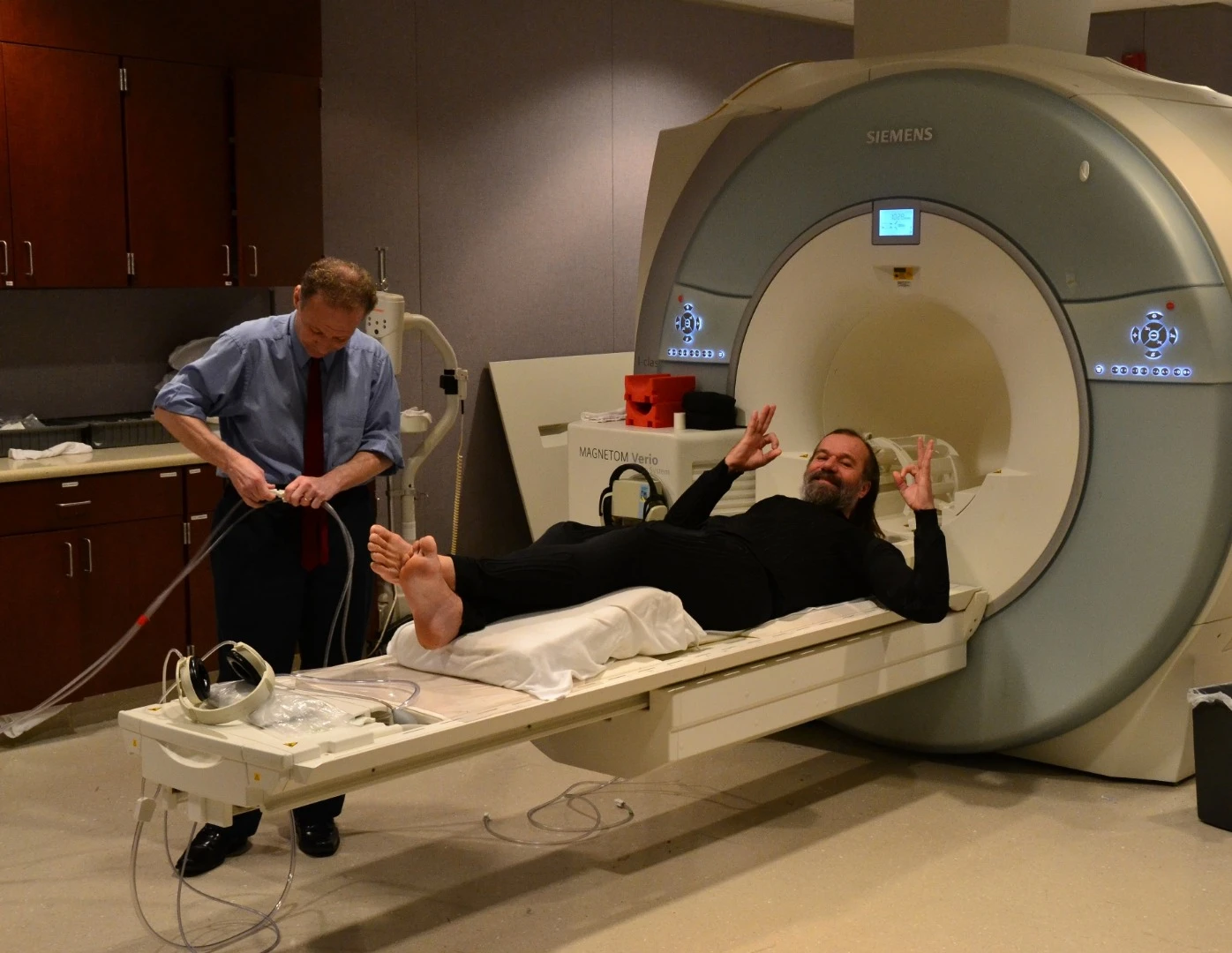 "Iceman" Wim Hof dons a temperature-controlling bodysuit ahead of an fMRI test