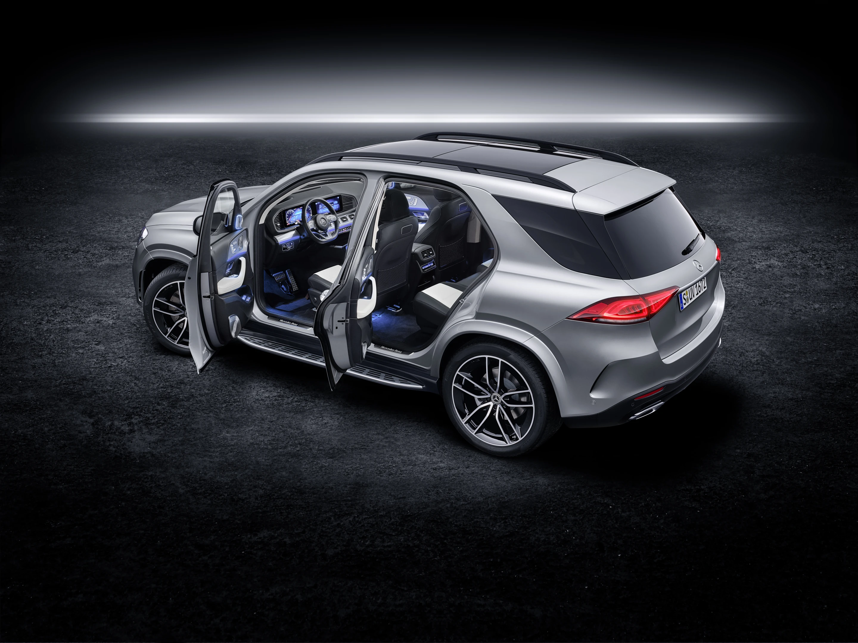 2019 Mercedes-Benz GLE: many different interior trim options are available