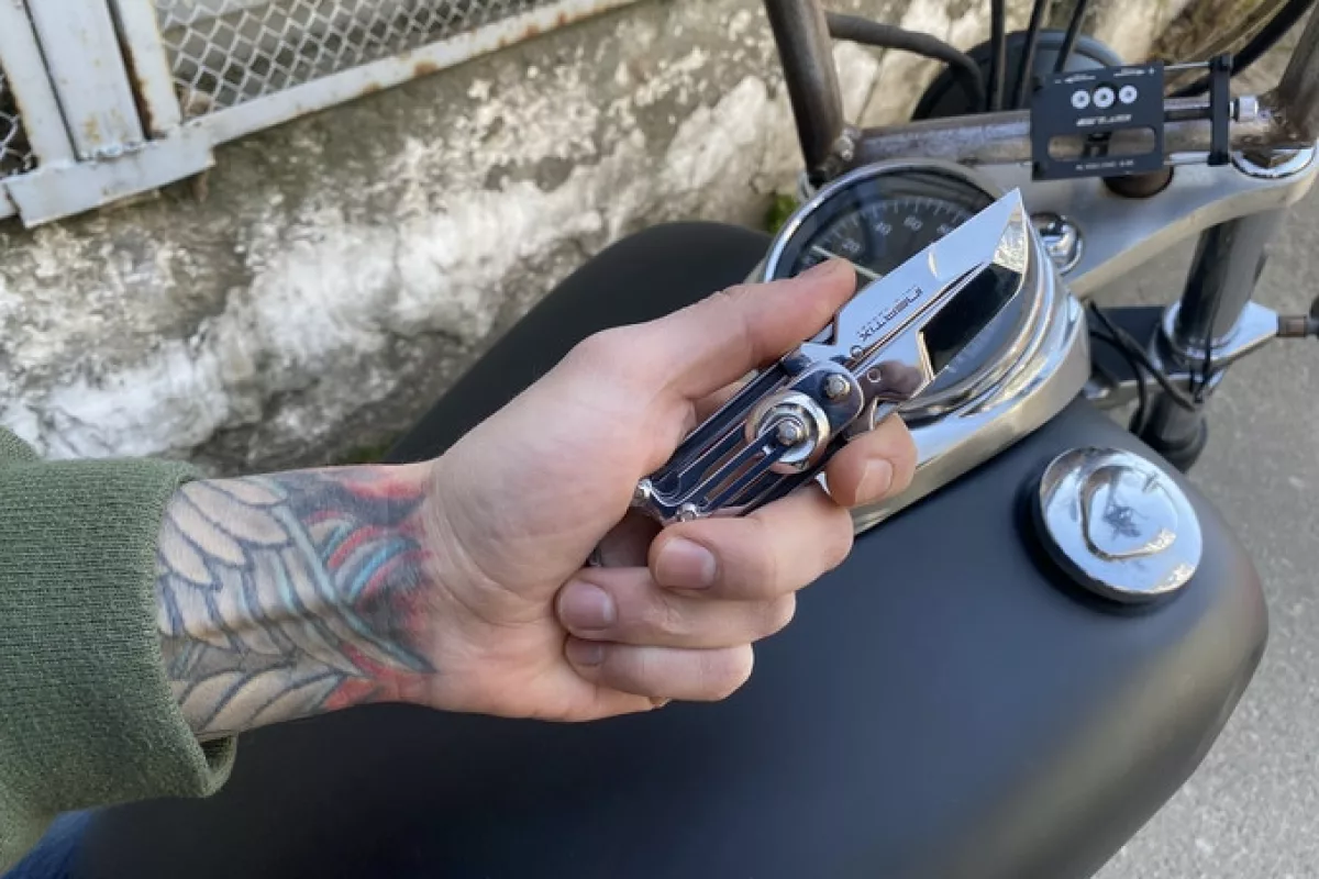 The Inertix Exoblade is built to last, matching a duralumin body with a stainless steel blade