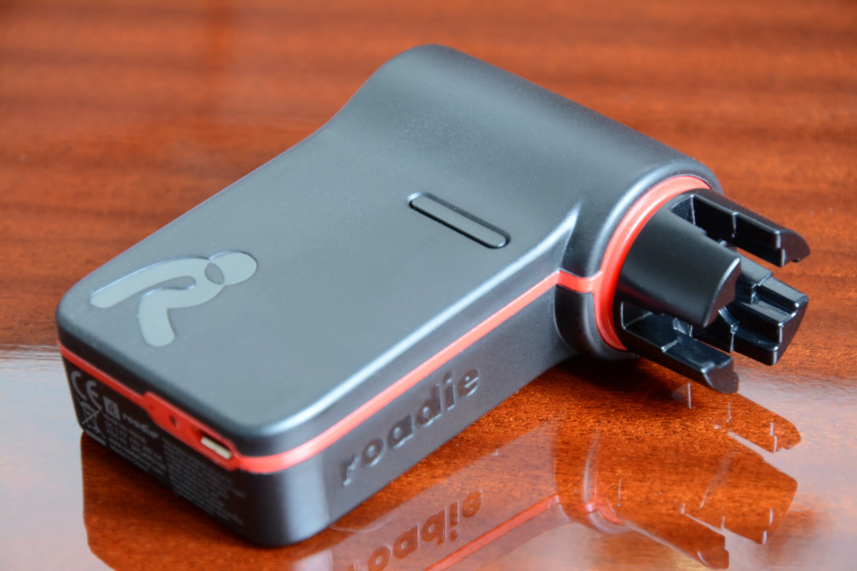 Within thumb operation range is a wind/unwind rocker for app-free restring assistance (Photo: Paul Ridden/Gizmag)