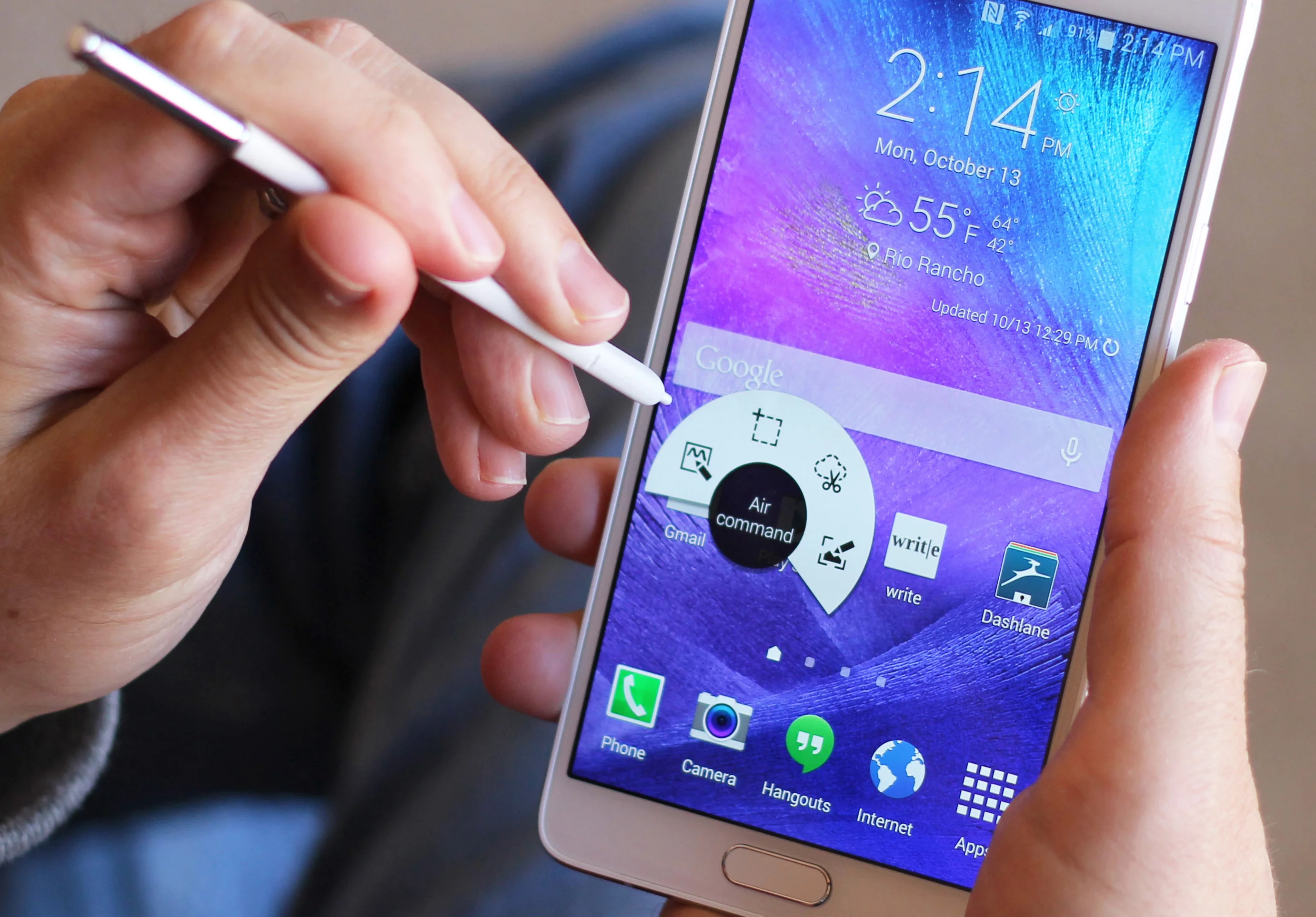 By clicking the S Pen while hovering it near the Note's screen, you get a handy pop-up menu called Air Command (Photo: Will Shanklin/Gizmag.com)