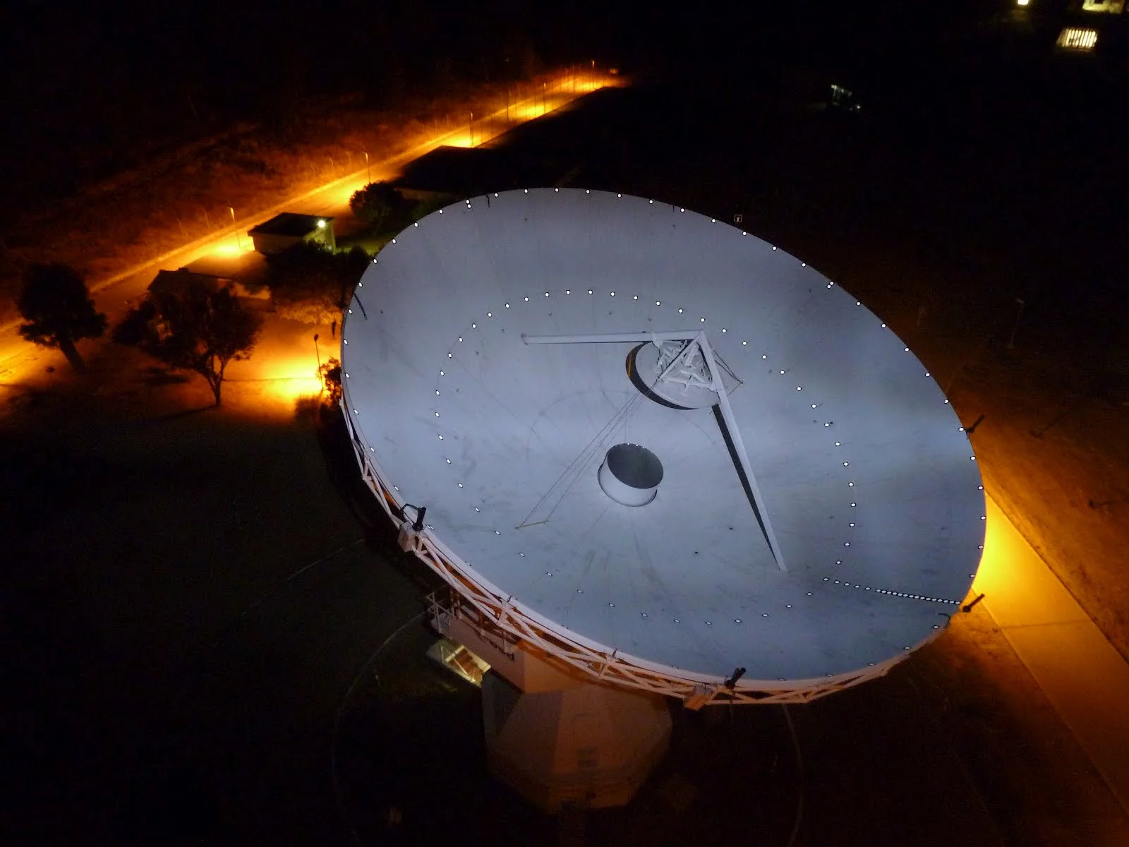 ESA's 15 m-diameter dish antenna at the European Space Astronomy Centre (ESAC), near Madrid, which has been upgraded to use the new SARAS technology (Photo: ESA/Isdefe)