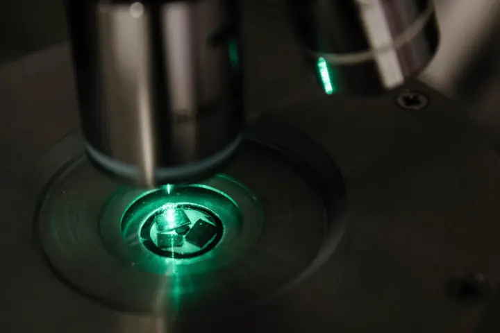Professor Xiong Qihua and his team used a laser to cool the compound Cadmium Sulfide (Photo: Nanyang Technological University)