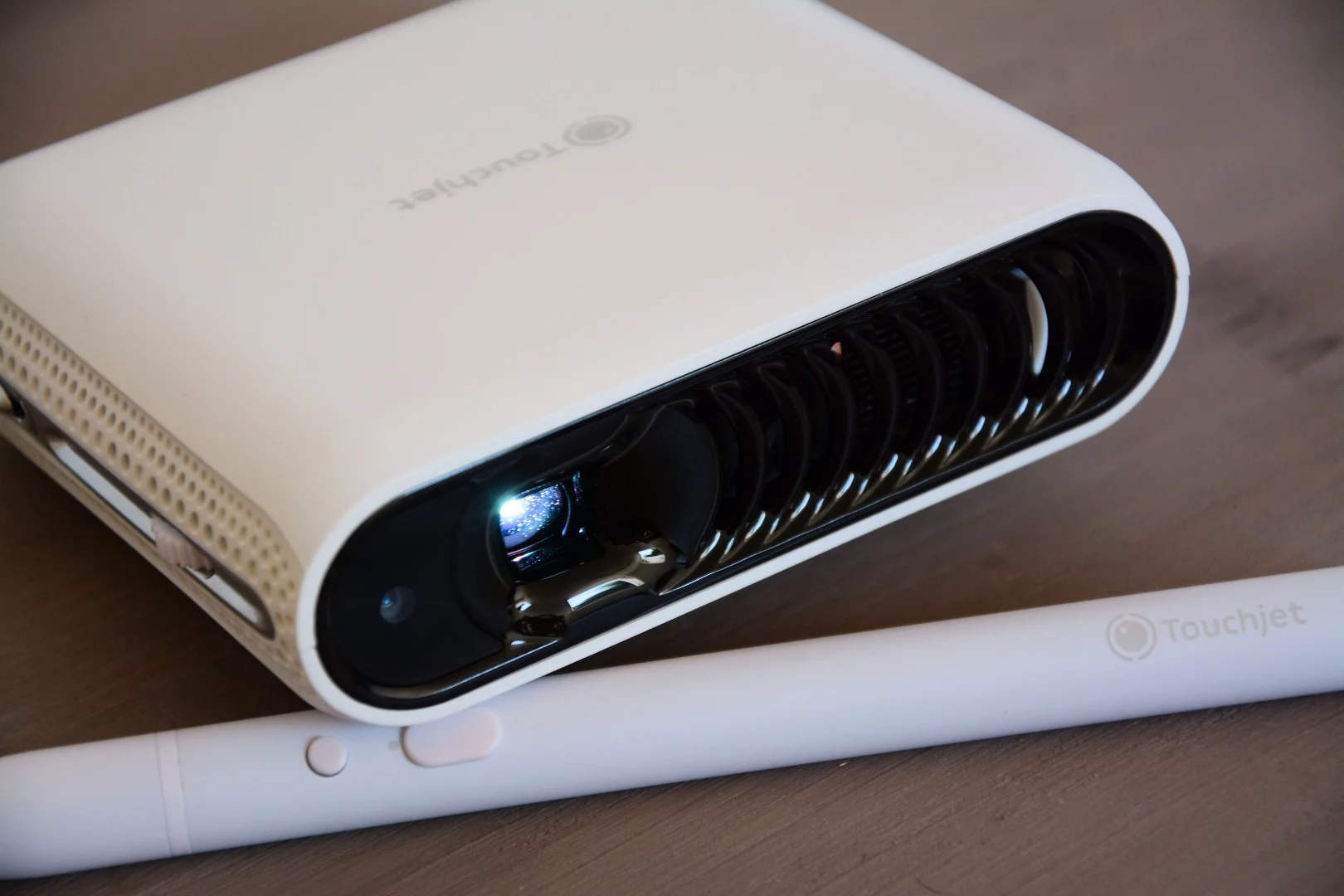 To the front are 0.3 inch WVGA (854 x 480) TI DLP optics, with an RGB LED lamp rated at 20,000 hours, a lens offset that's reported as 100 percent and 1000:1 contrast ratio