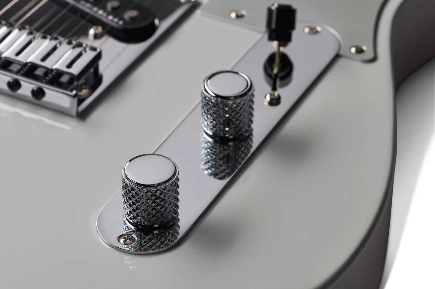 Traditional control layout, with an angled pickup switch and that nifty S1 button built into the volume knob