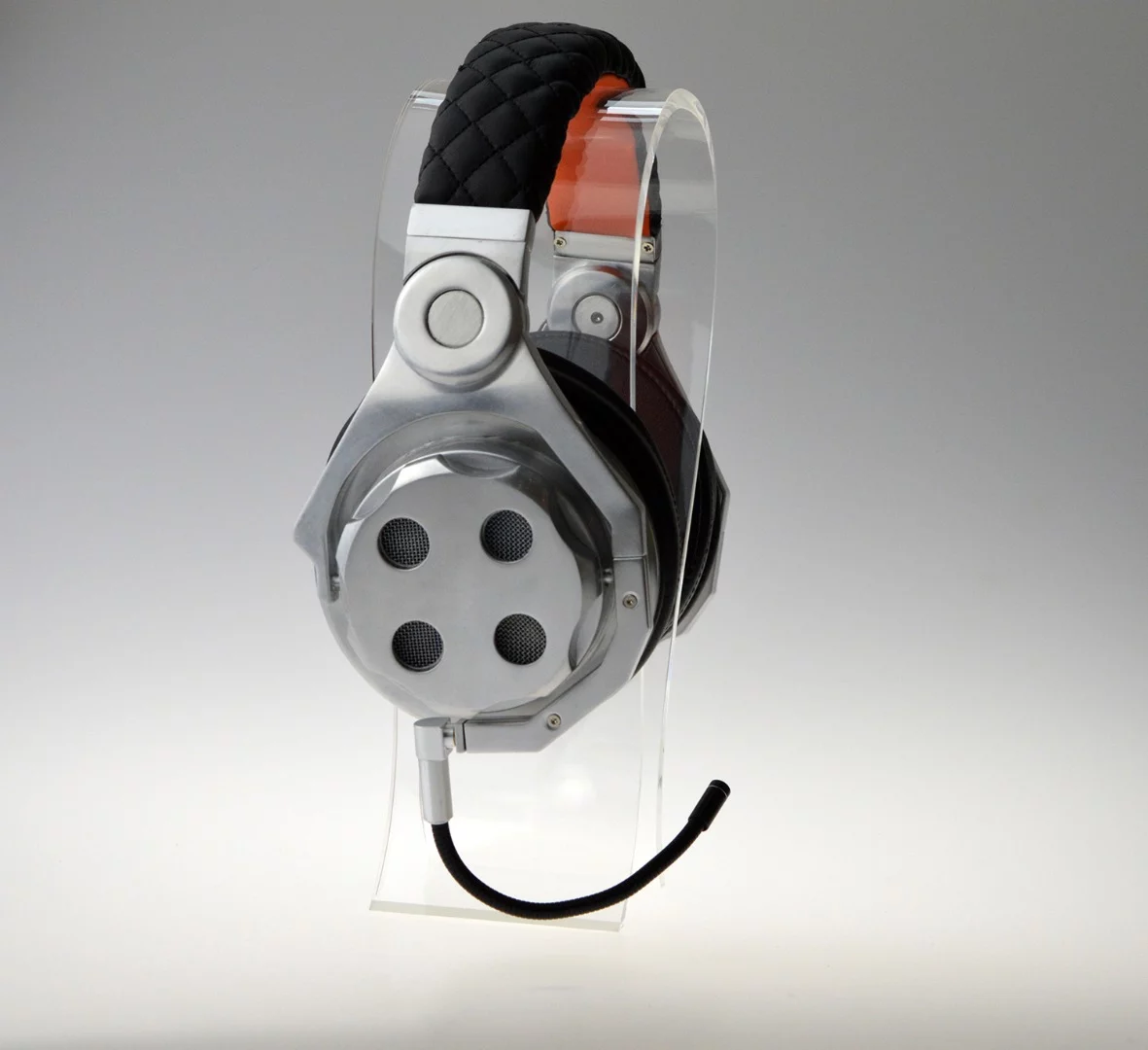 An optional microphone boom can be plugged into the right cup for taking calls or communicating with virtual mobile assistants