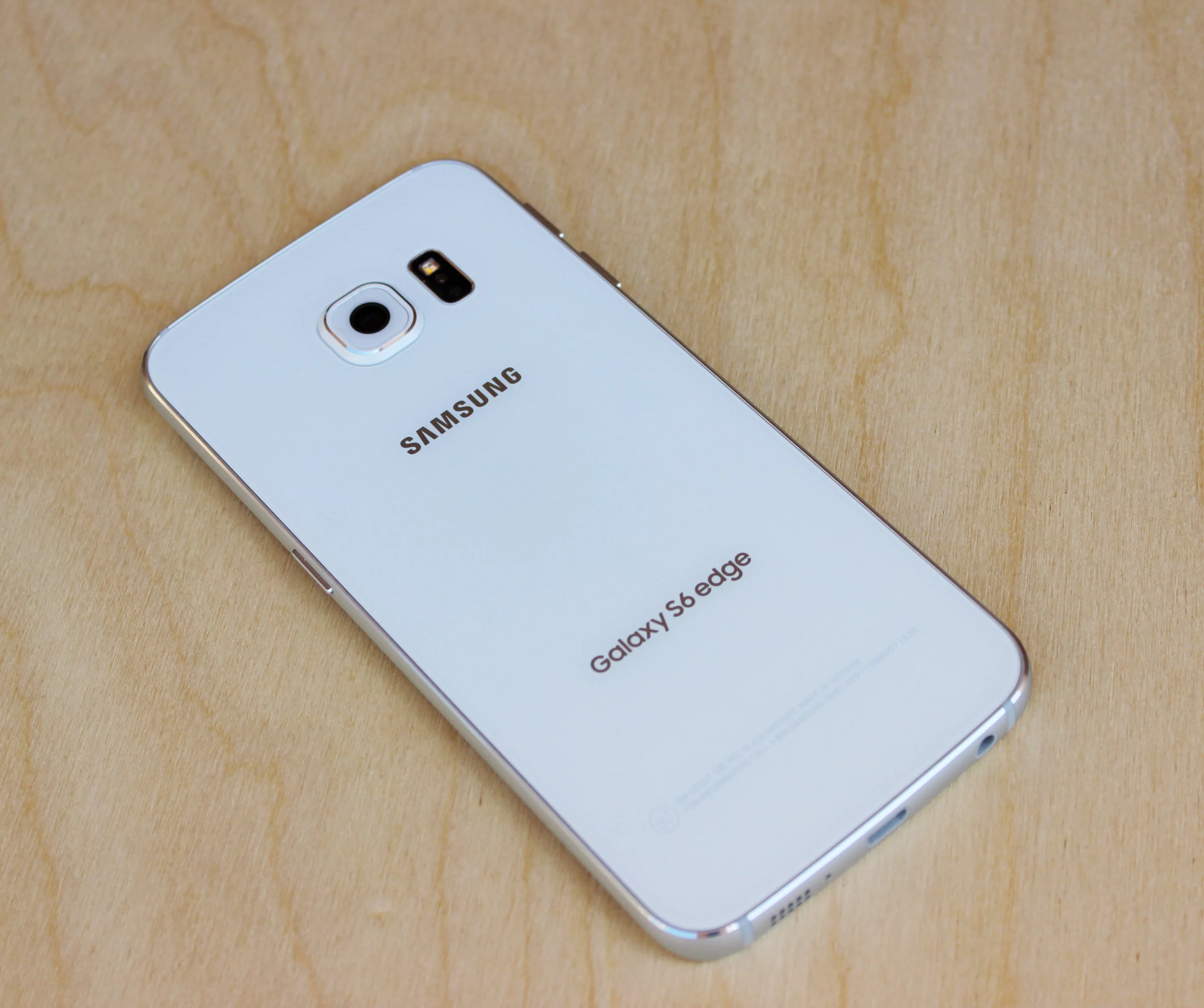 Glass back of the GS6 edge (Photo: Will Shanklin/Gizmag.com)