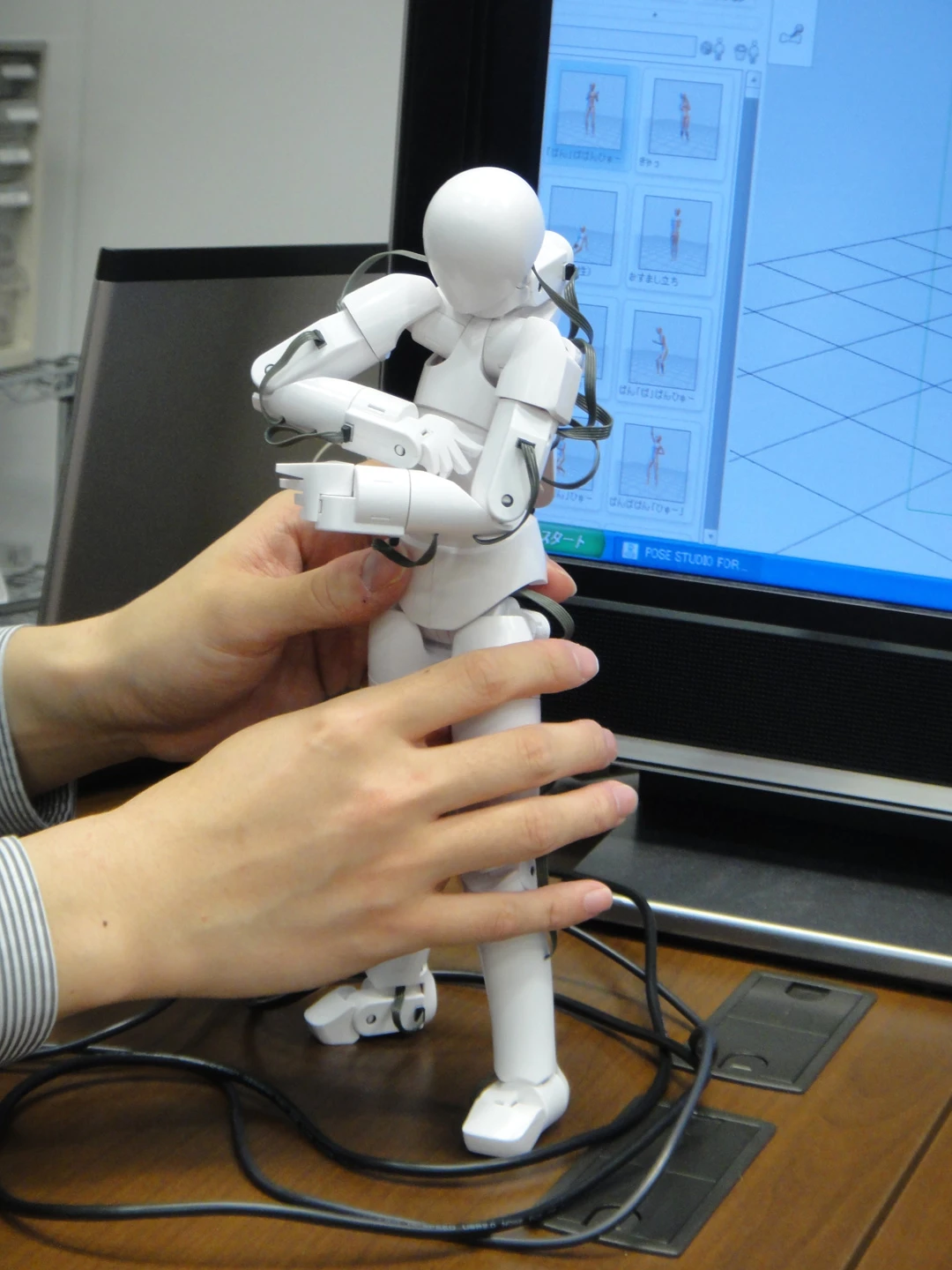 The Qumarion electronic marionette makes tricky poses simple (Photo: DigInfo)