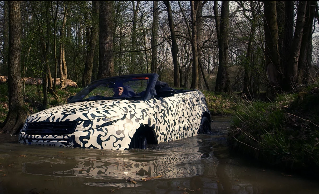 The Evoque Convertible has the same 500 mm wading capability as the standard Evoque