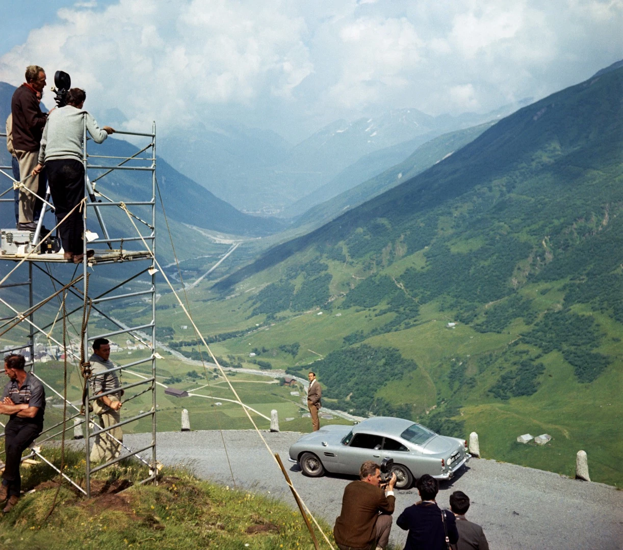 Sean Connery and the famous "Birch Silver" Aston Martin DB5 during the filming of "Goldfinger"