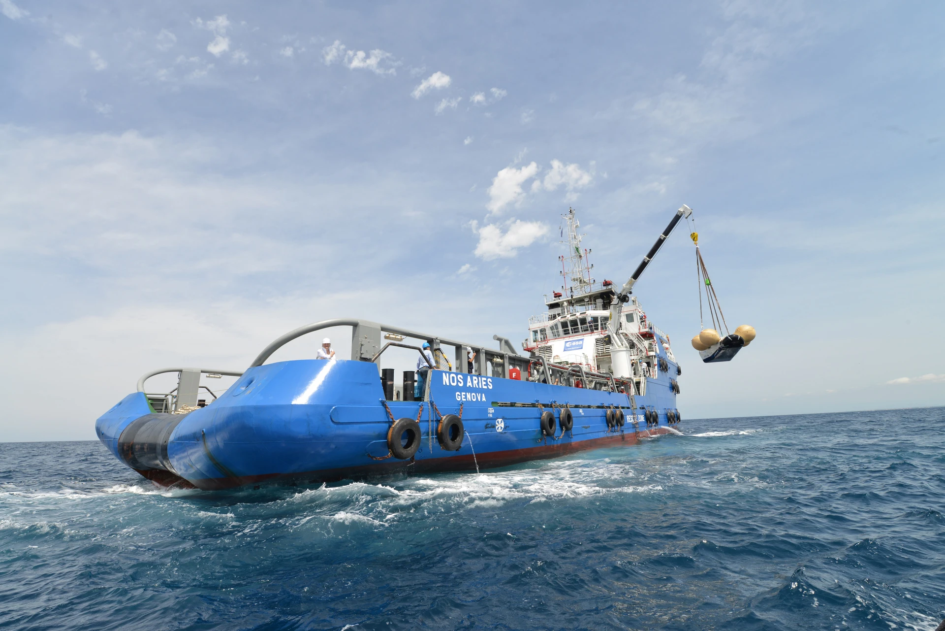The Nos Aries hoisting a mock IXV aboard during a recovery practice event (Image: ESA/Neri - Livorno (I))