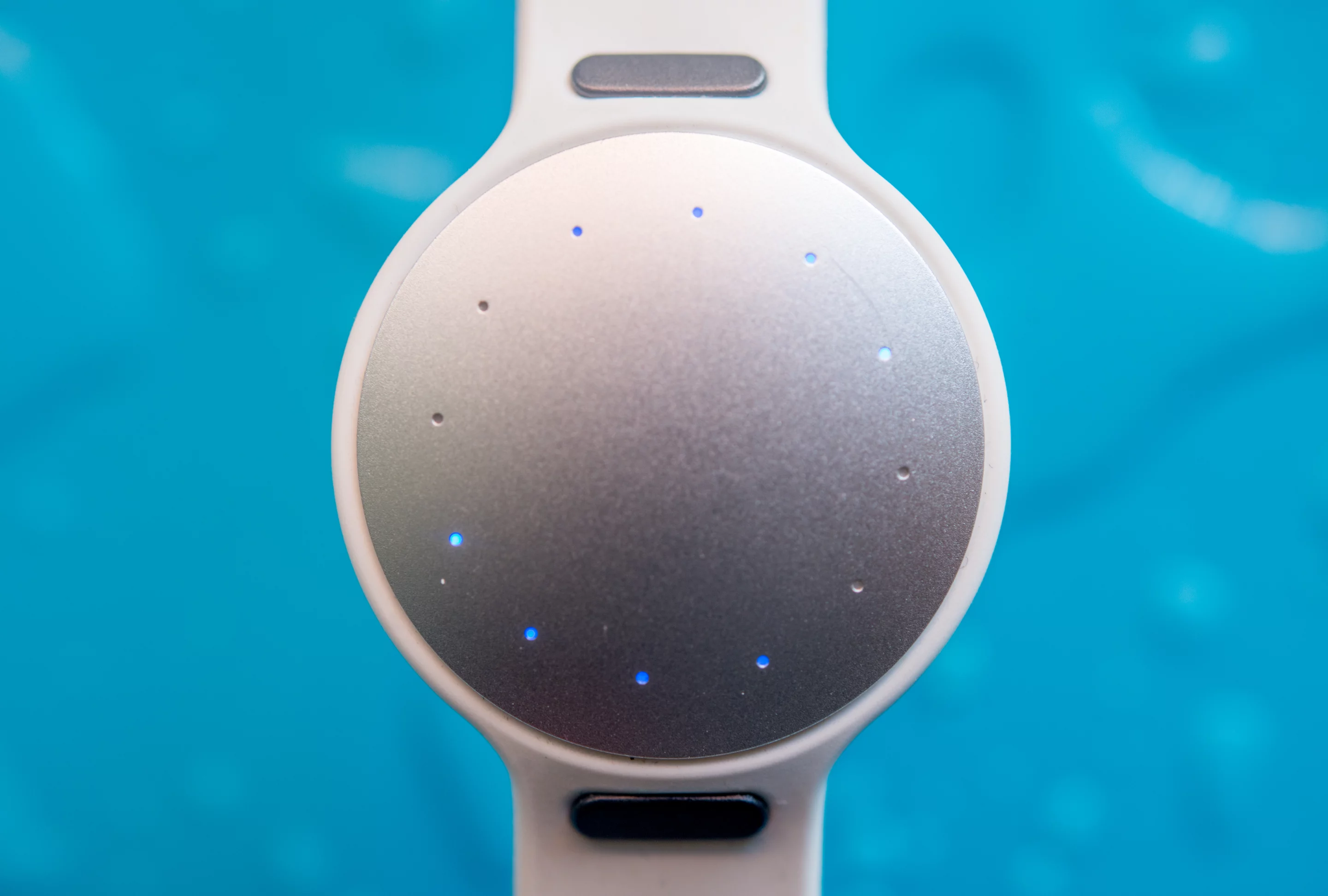 The LED lights on the Misfit Shine 2 (Swimmer's Edition)