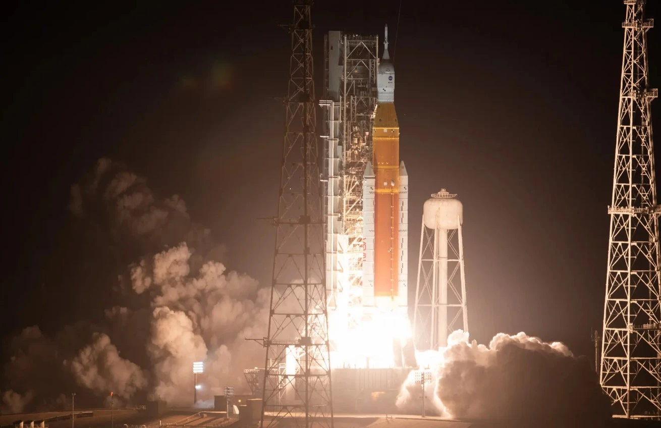 Carrying the uncrewed Orion spacecraft, the SLS lifts off from Launch Pad 39B at the Kennedy Space Center