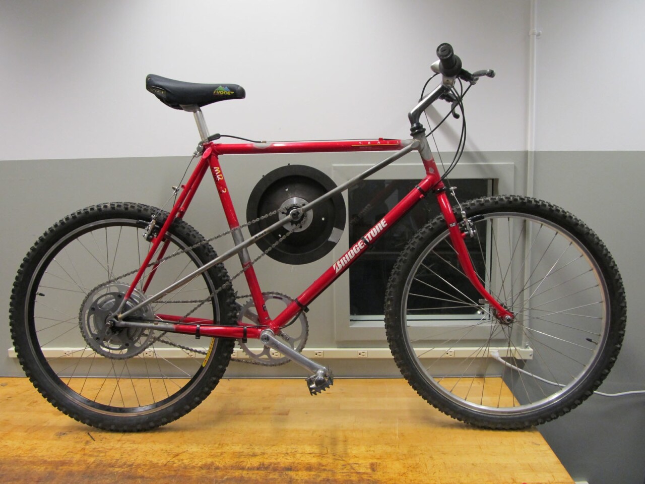 Maxwell von Stein's Flywheel Bicycle stores the power that would otherwise be wasted in the braking process