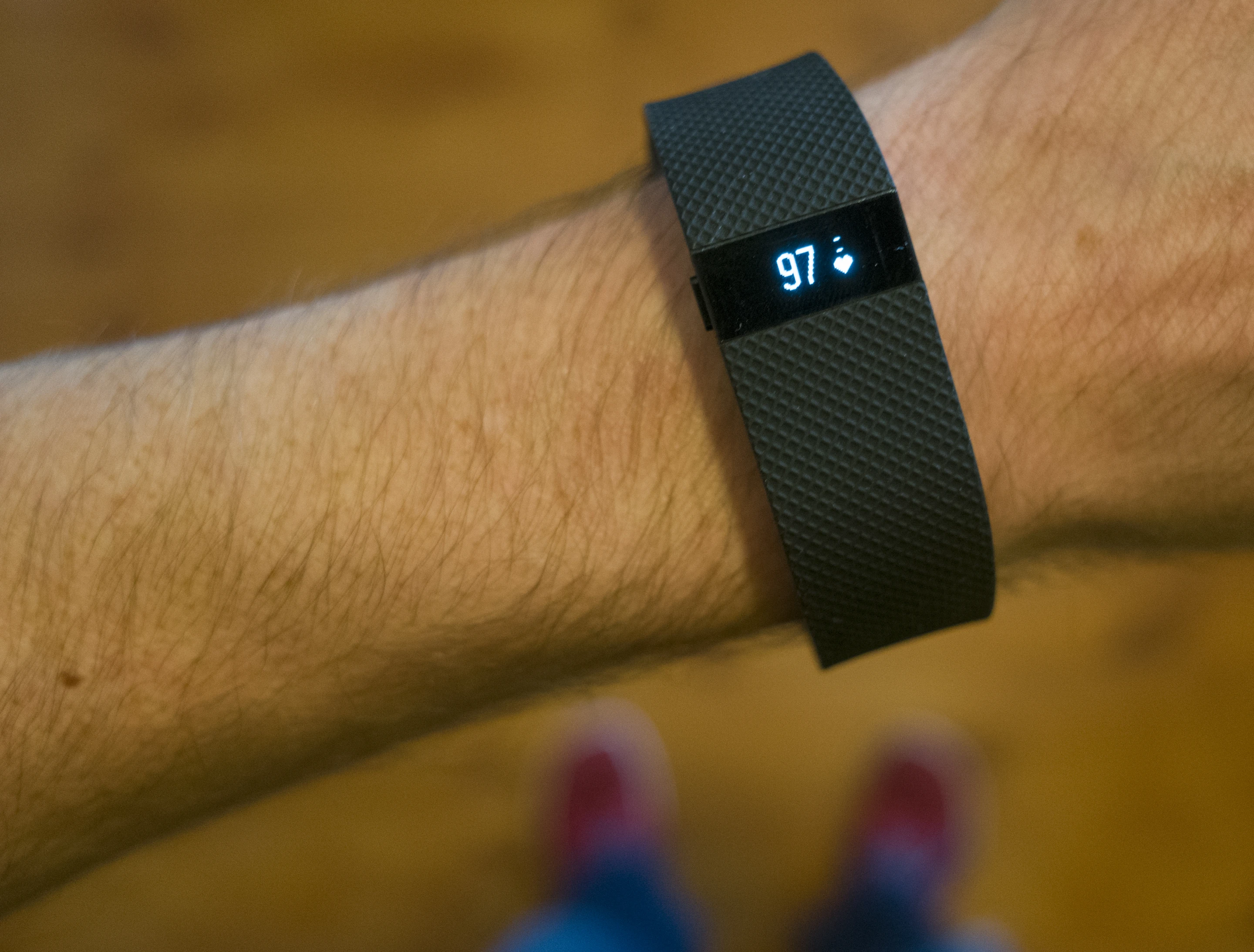 The OLED display on the Fitbit Charge HR makes information easy to check (Photo: Gizmag/Simon Crisp)