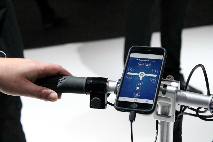 The MoDe:Me provides haptic alerts via the handlebar grips (Photo: Stu Robarts/Gizmag.com)