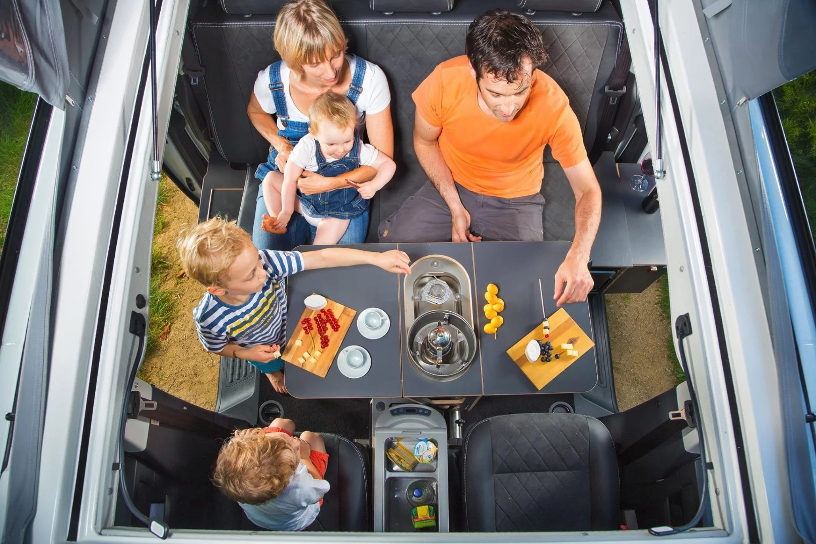 Family camping in the SpaceCamper LightOpen