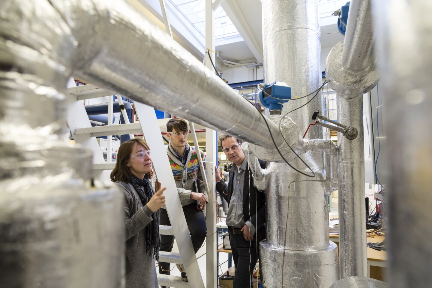 Core participants in the “Cold CO2 Capture” project discuss their results. From the left; chief scientist Petter Nekså, research scientist Kristin Jordal and David Berstad, MSc, all of SINTEF Energy Research (Photo: SINTEF/Thor Nielsen)