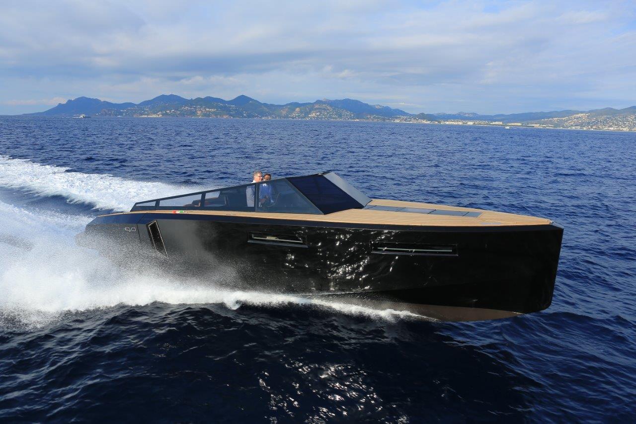 In addition to its tech and features, the 43 catches one's attention with its striking design