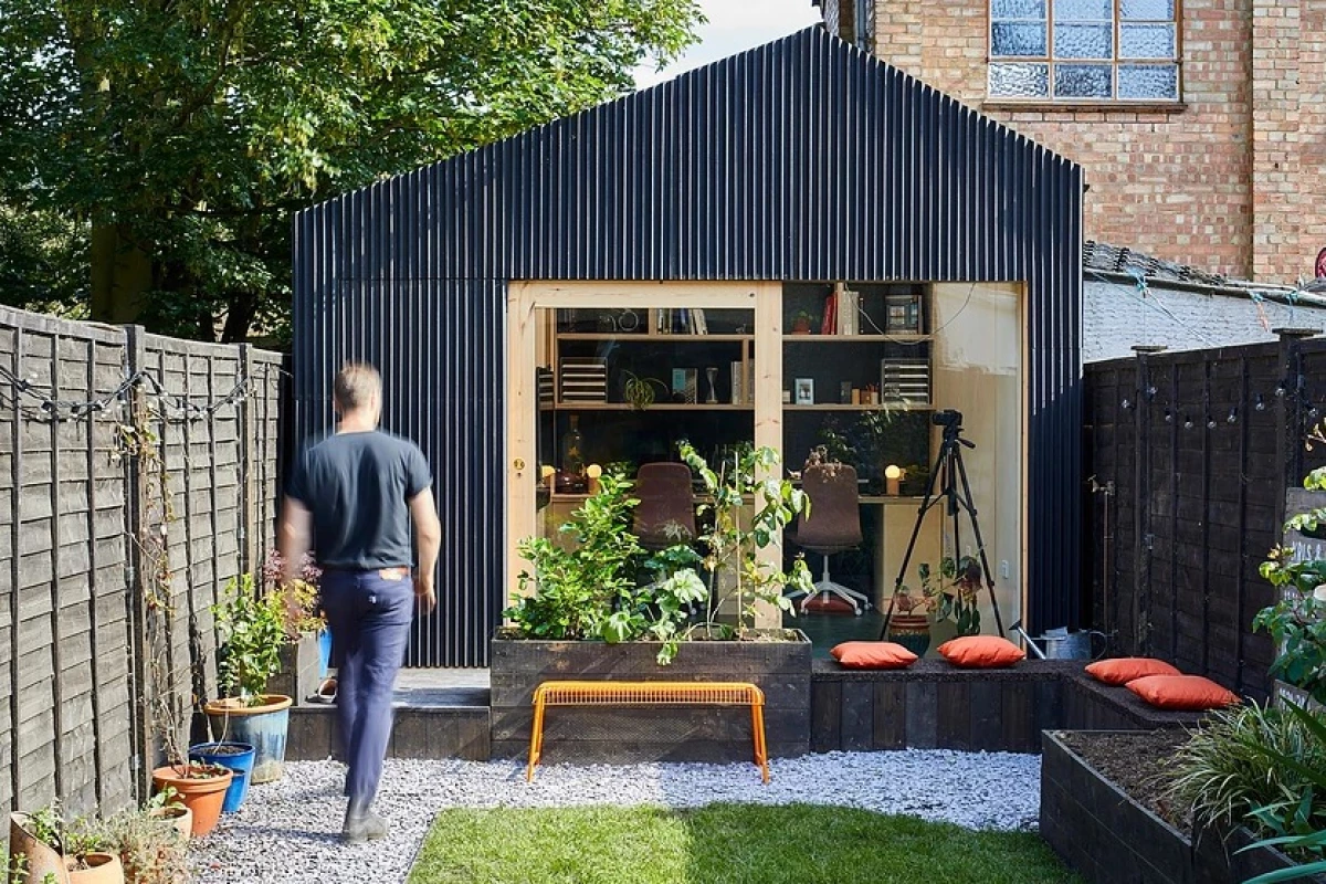 British architect Richard John Andrews has recently completed a self-build micro-office in the backyard of his East London home