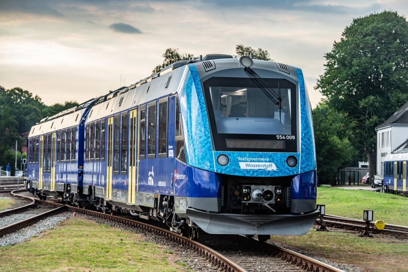 Catorce Coradia iLint impulsados por hidrógeno iniciarán el servicio de pasajeros en la primera ruta operada al 100% con hidrógeno. Crédito: Alstom Catorce Coradia iLint impulsados por hidrógeno iniciarán el servicio de pasajeros en la primera ruta operada al 100% con hidrógeno. Crédito: Alstom