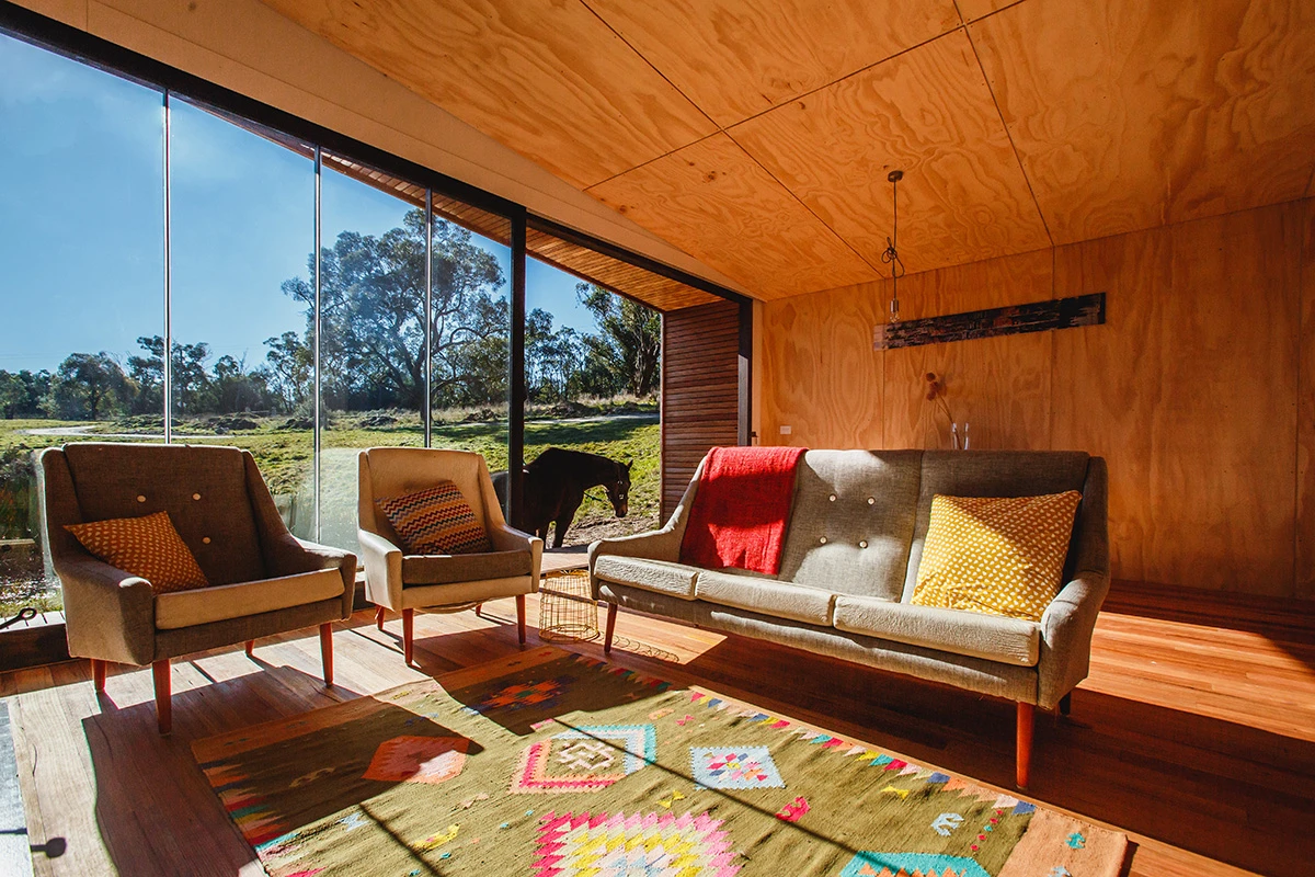 A large horizontal window runs along the western facade (Photo: Branch Studio Architects)