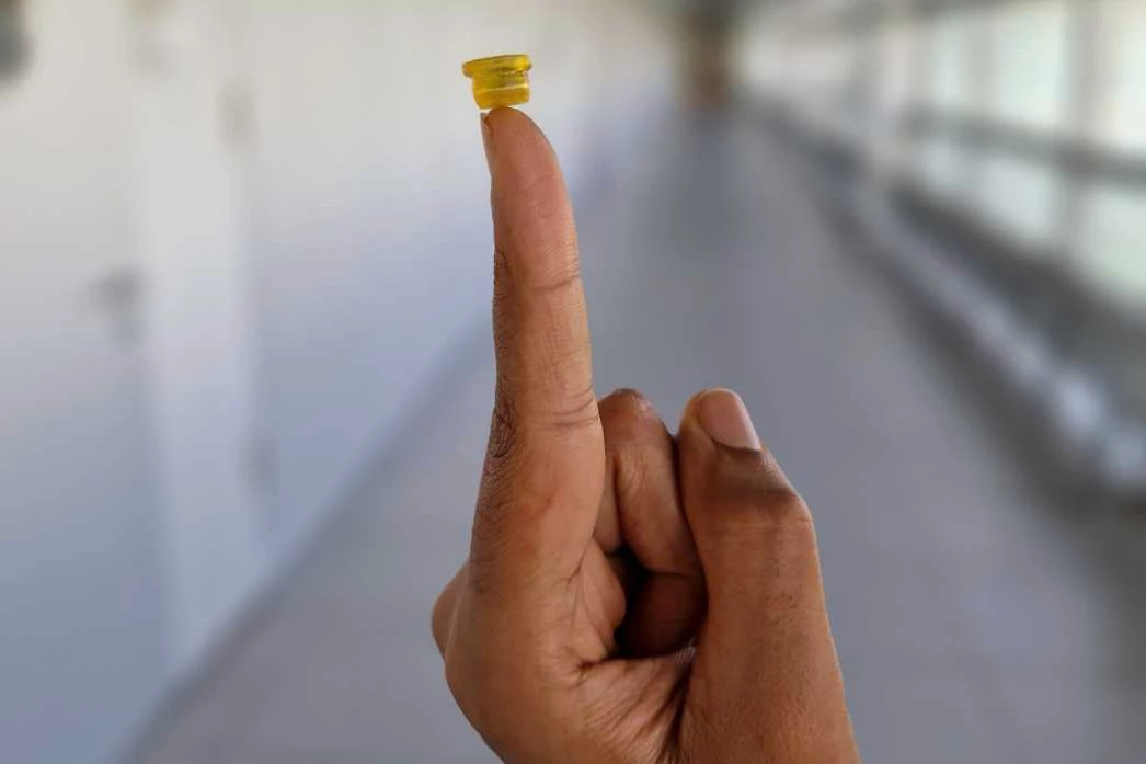The suction cup measures 10 mm wide by 6 mm thick
